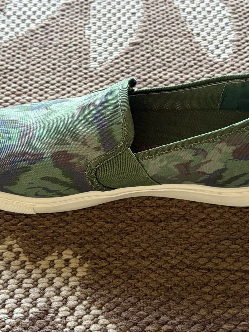Isaac Mizrahi Daphney Shoes Green Camo Slip-On Sneakers ~ Like New! Women’s Sz 7